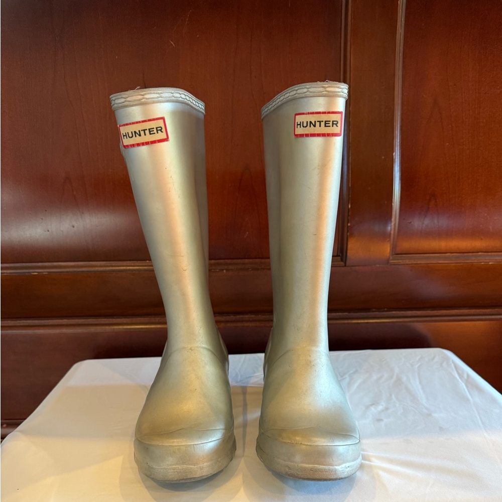 Hunter Boots Girls Sz 3 in nice condition. Slight wear, lots of life left.